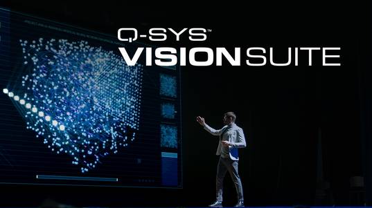 一位男性在舞台上演讲,文字为:Q-SYS VisionSuite