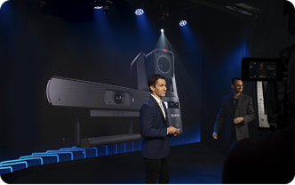 视频缩略图：两个人在台上进行演示