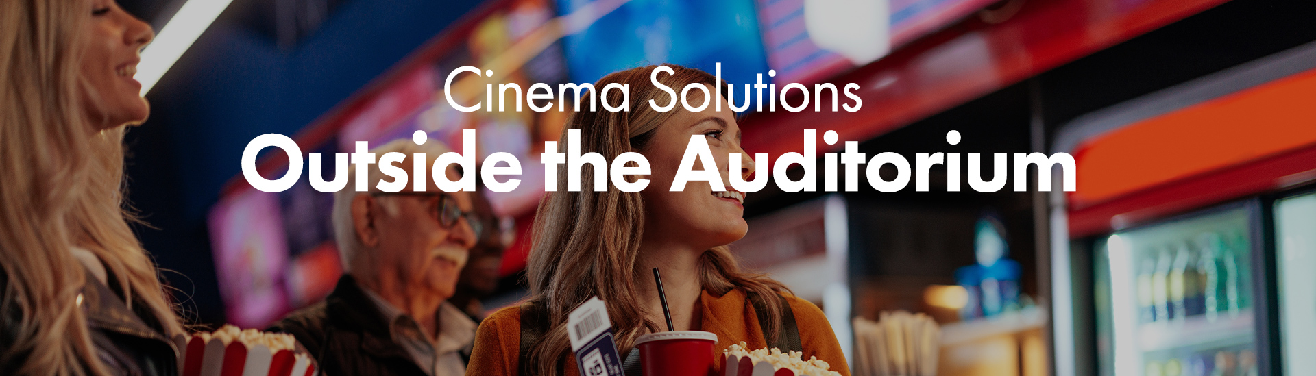 小卖部前，观众手里拿着爆米花和饮料