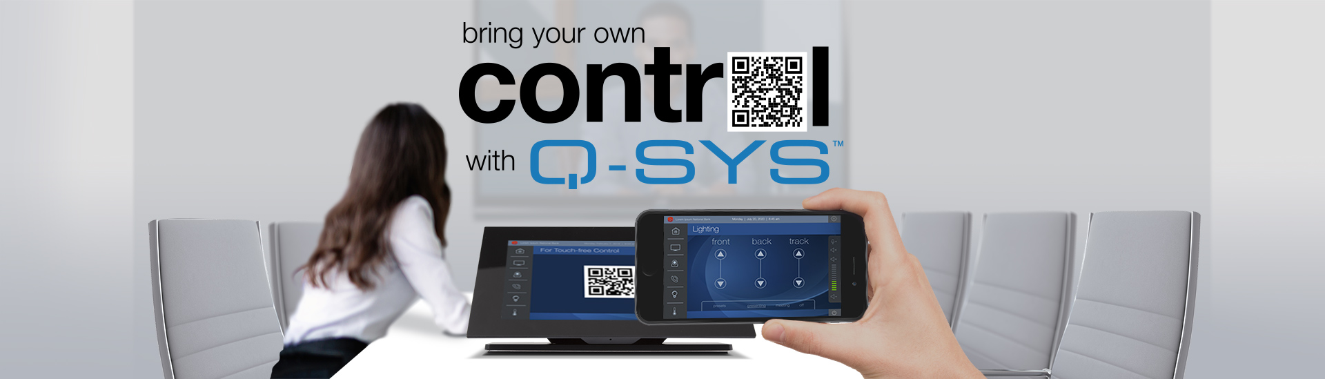 触摸屏前有一部手机，屏幕上显示Q-SYS控制应用